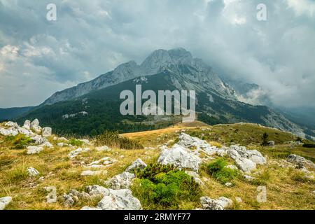 Panorama des magischen Berggipfels der höchste Gipfel von Bosnien und Herzegowina, Sutjeska Nationalpark Stockfoto