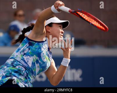 Flushing Meadow, United Erklärte. 30. August 2023. LIN Zhu aus China dient Victoria Azarenka in ihrem zweiten Rundenspiel auf dem Grandstandplatz bei den US Open Tennis Championships 2023 im USTA Billie Jean King National Tennis Center am Mittwoch, den 30. August 2023 in New York City. Foto von John Angelillo/UPI Credit: UPI/Alamy Live News Stockfoto