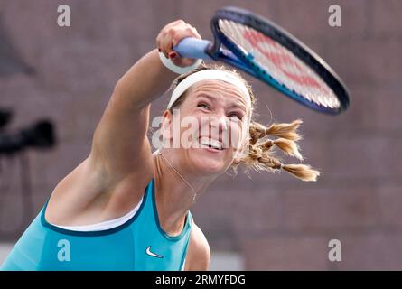 Flushing Meadow, United Erklärte. 30. August 2023. Victoria Azarenka dient Lin Zhu aus China in ihrem zweiten Rundenspiel auf dem Grandstandplatz bei den US Open Tennis Championships 2023 im USTA Billie Jean King National Tennis Center am Mittwoch, den 30. August 2023 in New York City. Foto von John Angelillo/UPI Credit: UPI/Alamy Live News Stockfoto