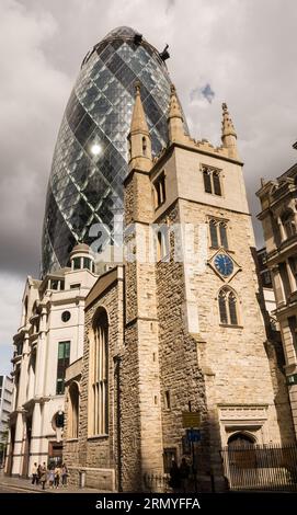 Norman Fosters’ 30 St Mary Axe, auch bekannt als The Gherkin, und die Tudor Church of St Andrew Undershaft, St Mary Axe, City of London, EC3, UK Stockfoto