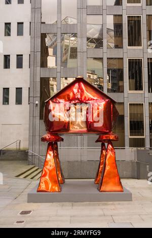 The Granary, aus pulverbeschichtetem Stahl, von Jesse Pollock, Teil der Sculpture in the City Programmierer, City of London, England, Großbritannien Stockfoto