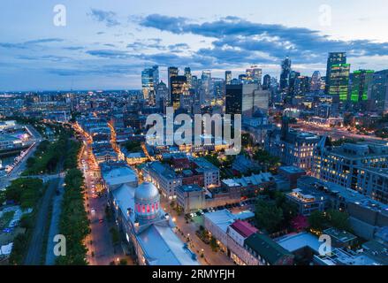 Aus der Vogelperspektive auf das alte Montreal zur blauen Stunde Stockfoto