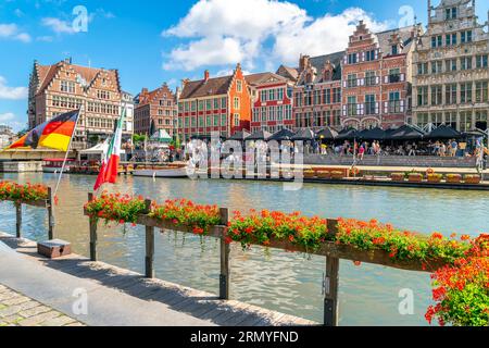 Blick auf den Sommertag vom Kaiviertel Graslei entlang der Leie in Richtung Korenlei mit Straßencafés und Geschäften im mittelalterlichen Gent Belgien. Stockfoto