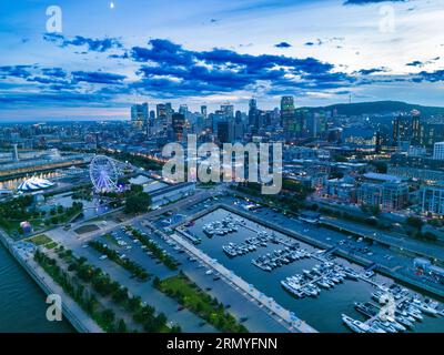 Aus der Vogelperspektive auf das alte Montreal zur blauen Stunde Stockfoto