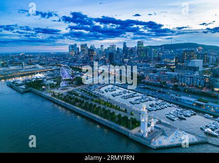 Aus der Vogelperspektive auf das alte Montreal zur blauen Stunde Stockfoto