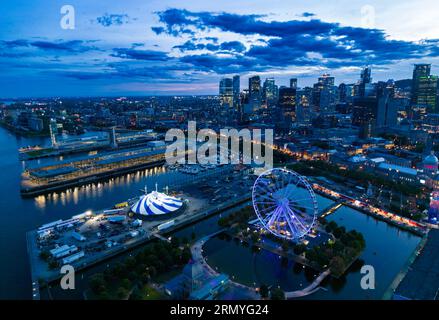 Aus der Vogelperspektive auf das alte Montreal zur blauen Stunde Stockfoto