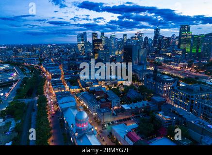 Aus der Vogelperspektive auf das alte Montreal zur blauen Stunde Stockfoto