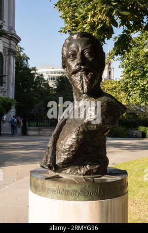 Nigel Boonhams Bronzestatue von John Donne in St. Paul's Churchyard, London, EC4, England, Großbritannien Stockfoto