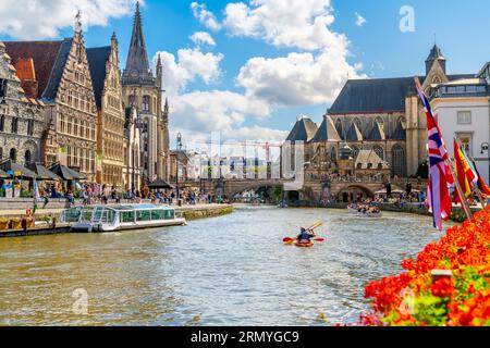 Blick auf den Sommertag vom Kaiviertel Graslei entlang der Leie in Richtung Korenlei mit Straßencafés und Geschäften im mittelalterlichen Gent Belgien. Stockfoto