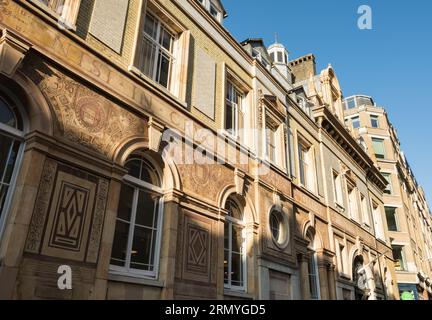 Sgraffito auf The Youth Hostel Associations' St Paul's Hostel, Carter Lane, City of London, England, Großbritannien Stockfoto