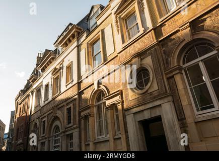 Sgraffito auf The Youth Hostel Associations' St Paul's Hostel, Carter Lane, City of London, England, Großbritannien Stockfoto