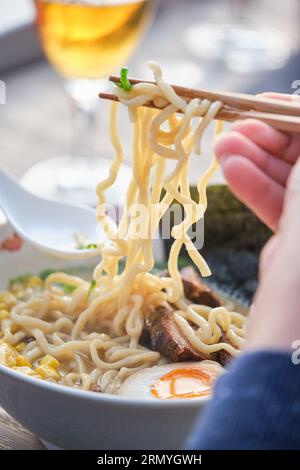 Stock Foto von unerkannt Person genießen Nudeln Suppe in japanischem Restaurant. Stockfoto