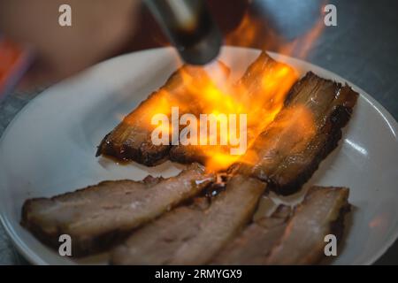 Stock Foto von unerkannten Koch mit Küchenbrenner im Restaurant. Stockfoto