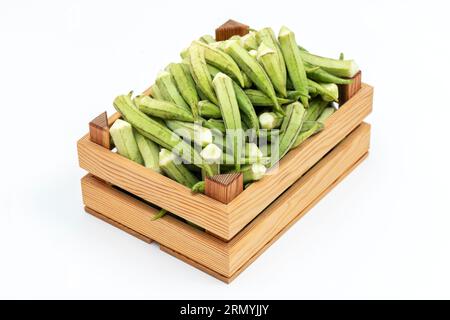 Frischer Okra auf dem Holzbehälter. Stockfoto