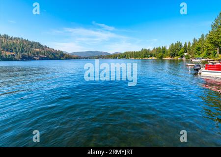 Lower Twin Lake, ein kleiner See in der Nähe von Coeur d'Alene in der ländlichen Stadt Twin Lakes, Idaho, im Nordwesten der USA. Stockfoto