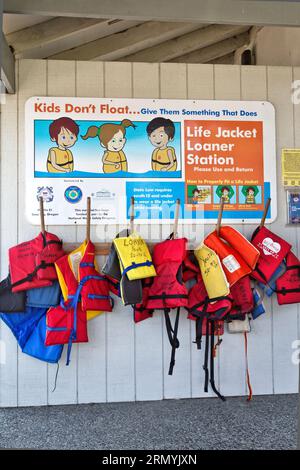 Life Preserver Loaner Station, Charleston Harbor, National Water Safety, State Law verlangt, dass Jugendliche bis 12 Jahre beim Bootfahren eine Schwimmweste tragen. Stockfoto