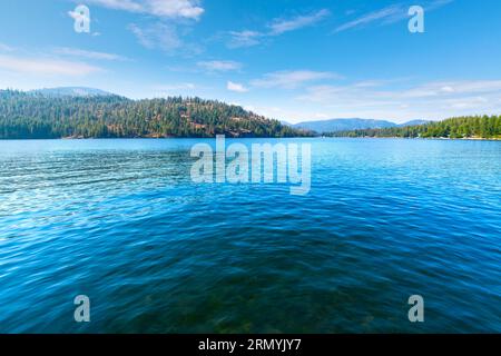 Lower Twin Lake, ein kleiner See in der Nähe von Coeur d'Alene in der ländlichen Stadt Twin Lakes, Idaho, im Nordwesten der USA. Stockfoto