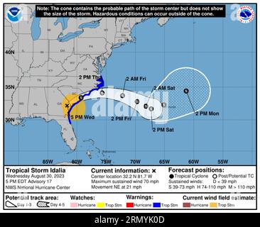 Washington, Usa. 30. August 2023. Ab 17.00 Uhr EDT zeigt diese von NOAA bereitgestellte Grafik Idalia, die jetzt von einem Hurrikan zu einem tropischen Sturm herabgestuft wurde und 40 Meilen westlich von Savannah, Georgia, verfolgt, nachdem sie am Mittwoch, dem 30. August 2023, über Floridas Golfküste landete. Präsident Joe Biden bemerkte in einer Rede, dass er einen frühen Antrag von Gouverneur Ron DeSantis auf Unterstützung durch die Regierung genehmigt habe und dass etwa 1.500 Notfallpersonal und 900 Mitarbeiter der Küstenwache angewiesen gewesen seien, um Florida und dem Südosten zu helfen. NOAA/UPI: UPI/Alamy Live News Stockfoto