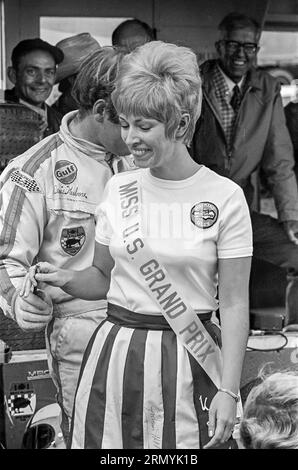 Denny Hulme unterzeichnete Miss US Grand Prix Rock beim Watkins Glen F1 Grand Prix 1970 Stockfoto