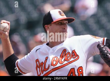 Baltimore, USA. 30. August 2023. BALTIMORE, MD - AUGUST 30: Baltimore Orioles Starting Pitcher Kyle Gibson (48) schleudert einen Pitcher während eines MLB-Spiels zwischen den Baltimore Orioles und den Chicago White Sox am 30. August 2023 im Orioles Park bei Camden Yards in Baltimore, Maryland. (Foto: Tony Quinn/SipaUSA) Credit: SIPA USA/Alamy Live News Stockfoto