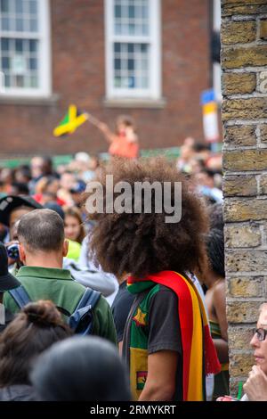 London, Großbritannien, 27. August 2023, es ist der erste Tag des Notting Hill Carnival und sein Kindertag. Viele Kostüme und Tausende von Nachtschwärmern auf den Straßen von Notting Hill, London, Andrew Lalchan Photography/Alamy Live News Stockfoto