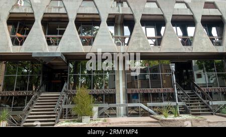 University of Mendoza Argentina Fakultät für Ingenieurwesen Gebäudeeingang, Aristides Area City Center. Curriculum, das postgraduale Studiengänge anbietet. Stockfoto