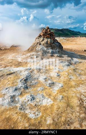 Landschaft mit Fumarole in der Geothermie Hverir, Myvatn, Island Stockfoto