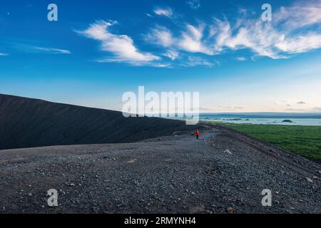 Personenwanderungen auf dem Hverfjall Volcano Trail, am Rand des Kraters, Myvatn, Island. Stockfoto