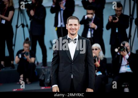 VENEDIG, ITALIEN - AUGUST 30: Jurymitglied Gabriele Mainetti und Alice Vicario besuchen den ersten roten Teppich beim 80. Internationalen Filmfest in Venedig Stockfoto