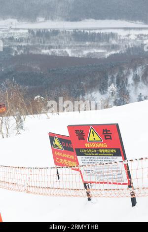 Zwei Lawinenwarnschilder abseits der Piste an der Grenze eines Skigebietes Stockfoto