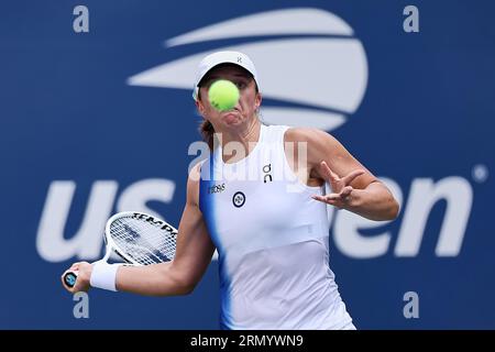 New York, New York, USA. 30. August 2023. IGA SWIATEK (POL) in Aktion während der US Open - Tennis Championships 2023 in Flushing Meadows, Queens. (Bild: © Mathias Schulz/ZUMA Press Wire) NUR REDAKTIONELLE VERWENDUNG! Nicht für kommerzielle ZWECKE! Stockfoto