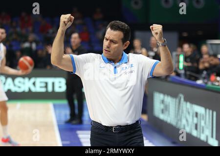 Pasay City, Philippinen. 30. August 2023. Trainer Dimitrios Itoudis aus Griechenland feiert während des FIBA Basketball World Cup Gruppenspiels zwischen Griechenland (weiß) und Neuseeland (Schwarz). Griechenland gewann 83-74 (Foto: Dennis Jerome Acosta/Pacific Press) Credit: Pacific Press Media Production Corp./Alamy Live News Stockfoto