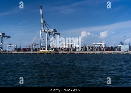 Bilder aus dem Hafen von Meblurne an einem schönen sonnigen Tag fokussierten sich auf einen großen Containerkran am Internierungscontainer-Terminal. Stockfoto