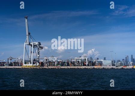 Bilder aus dem Hafen von Meblurne an einem schönen sonnigen Tag fokussierten sich auf einen großen Containerkran am Internierungscontainer-Terminal. Stockfoto