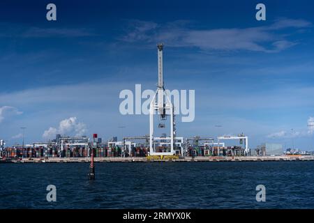 Bilder aus dem Hafen von Meblurne an einem schönen sonnigen Tag fokussierten sich auf einen großen Containerkran am Internierungscontainer-Terminal. Stockfoto