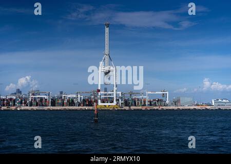 Bilder aus dem Hafen von Meblurne an einem schönen sonnigen Tag fokussierten sich auf einen großen Containerkran am Internierungscontainer-Terminal. Stockfoto