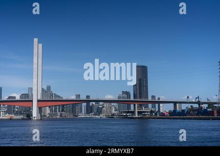 Fotos vom Hafen von Meblurne an einem schönen sonnigen Tag mit Blick auf die Bolte Bridge, während Sie sich Melbourne vom Wasser nähern. Stockfoto