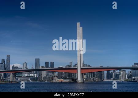 Fotos vom Hafen von Meblurne an einem schönen sonnigen Tag mit Blick auf die Bolte Bridge, während Sie sich Melbourne vom Wasser nähern. Stockfoto