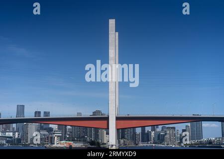 Fotos vom Hafen von Meblurne an einem schönen sonnigen Tag mit Blick auf die Bolte Bridge, während Sie sich Melbourne vom Wasser nähern. Stockfoto