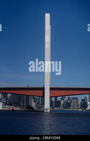 Fotos vom Hafen von Meblurne an einem schönen sonnigen Tag mit Blick auf die Bolte Bridge, während Sie sich Melbourne vom Wasser nähern. Stockfoto