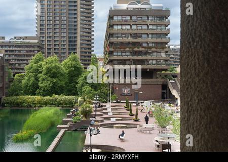 Das Barbican Centre ist ein Zentrum für darstellende Künste im Barbican Estate of the City of London, England und das größte seiner Art in Europa Stockfoto