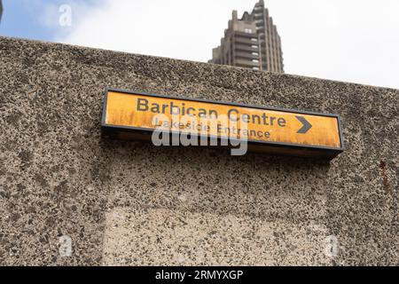Das Barbican Centre ist ein Zentrum für darstellende Künste im Barbican Estate of the City of London, England und das größte seiner Art in Europa Stockfoto