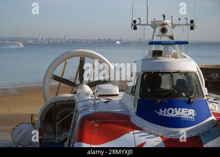 Hovercraft verlässt Ryde für die Reise nach Portsmouth über Solent, Ryde, Isle of Wight, Hampshire, GB. Stockfoto