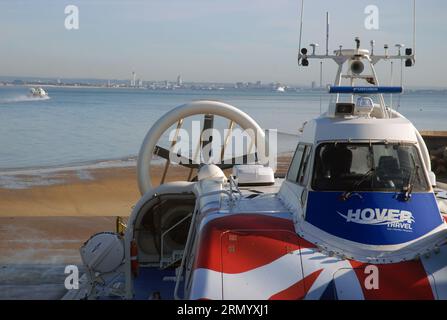 Hovercraft verlässt Ryde für die Reise nach Portsmouth über Solent, Ryde, Isle of Wight, Hampshire, GB. Stockfoto