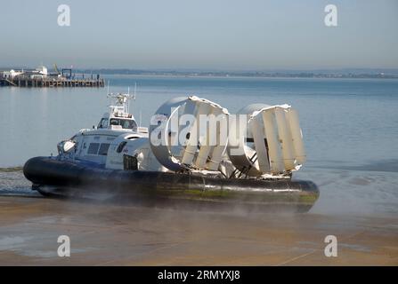 Hovercraft verlässt Ryde für die Reise nach Portsmouth über Solent, Ryde, Isle of Wight, Hampshire, GB. Stockfoto