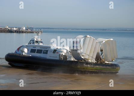 Hovercraft verlässt Ryde für die Reise nach Portsmouth über Solent, Ryde, Isle of Wight, Hampshire, GB. Stockfoto