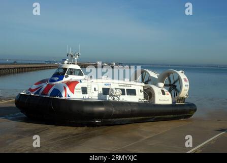 Hovercraft verlässt Ryde für die Reise nach Portsmouth über Solent, Ryde, Isle of Wight, Hampshire, GB. Stockfoto