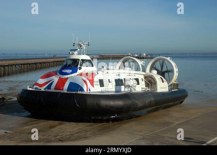 Hovercraft verlässt Ryde für die Reise nach Portsmouth über Solent, Ryde, Isle of Wight, Hampshire, GB. Stockfoto