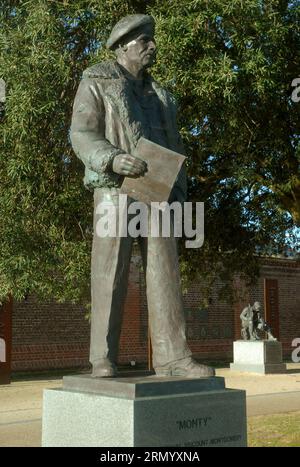 Statue des Feldmarschalls Viscount Montgomery gegenüber dem D Day Museum in Southsea, Portsmouth, Hampshire, Großbritannien. Stockfoto