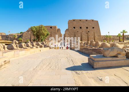 Der Amun-Re-Tempel, die Avenue der Sphinxen und die Hypostyle-Halle am Eingang zum großen Karnak-Tempel in Luxor, Ägypten. Stockfoto